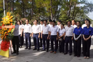 Cán bộ công nhân Công ty Thủy điện Quảng Trị dâng hương tưởng niệm các liệt sĩ.