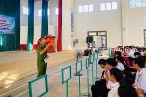 Trường THPT Gio Linh ký kết quy chế phối hợp với công an 3 xã, tăng cường bảo đảm an ninh, an toàn trường học.