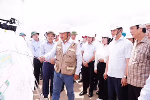 Ông Vương Quốc Tuấn, Bí thư Tỉnh ủy Quảng Trị kiểm tra tại Dự án Đầu tư xây dựng Cảng hàng không Quảng Trị.