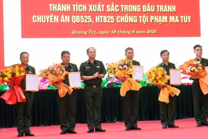 Trung tướng Nguyễn Anh Tuấn, Bí thư Đảng ủy, Chính ủy Bộ đội Biên phòng trao thưởng cho các lực lượng tham gia đấu tranh thành công 2 Chuyên án QB525 và HT825. 
