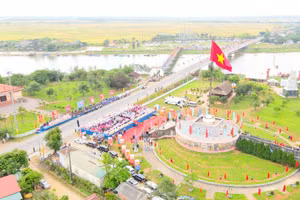 Đôi bờ Hiền Lương - Vĩ tuyến 17 rực rỡ cờ Tổ quốc mừng ngày thống nhất đất nước