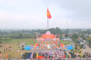 Lễ Thượng cờ “Thống nhất non sông” nhân Kỷ niệm 50 năm Ngày Giải phóng miền Nam, thống nhất đất nước.
