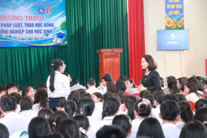 Các trường THPT ở Quảng Trị phối hợp Trường Đại học Luật TP Hồ Chí Minh tuyên truyền pháp luật và tư vấn tuyển sinh.