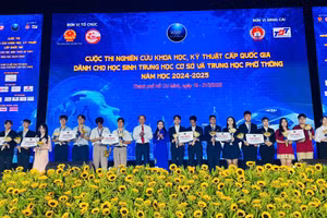 Thứ trưởng Phạm Ngọc Thưởng trao giải Nhất cho các học sinh.