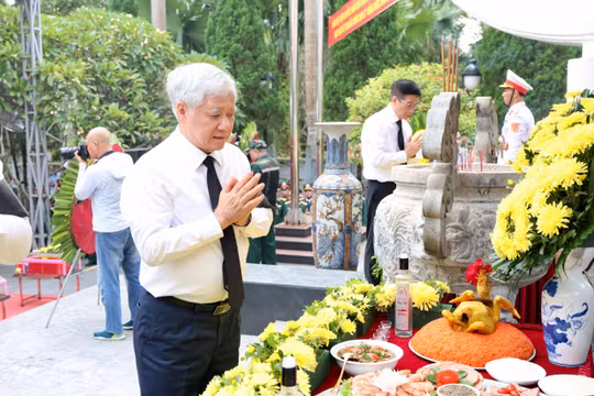 Phó Chủ tịch Thường trực Quốc hội Đỗ Văn Chiến thắp hương trước vong linh các Anh hùng liệt sĩ.