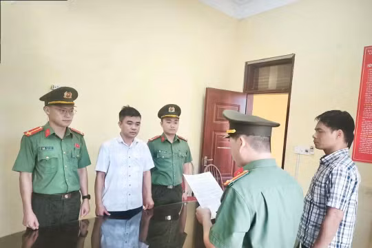 Cơ quan điều tra thực hiện lệnh bắt bị can Nguyễn Văn Năm. (Ảnh: CATQ)