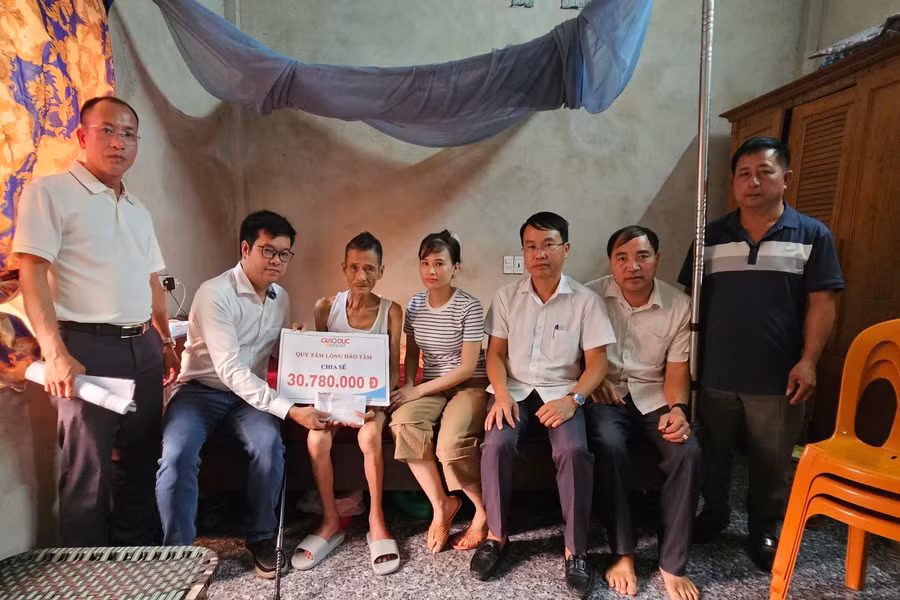 Trao hơn 30 triệu đồng đến người vợ 'xin đổi kiếp sau để cứu chồng, con'