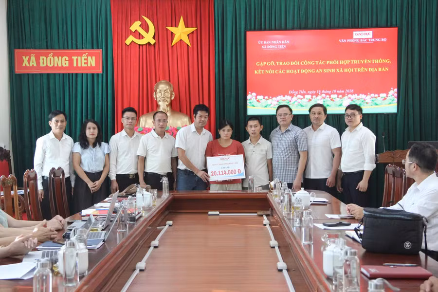 Báo GD&TĐ kết nối các tấm lòng hảo tâm trao hơn 20 triệu đồng tới hoàn cảnh bé Yến Nhi. 