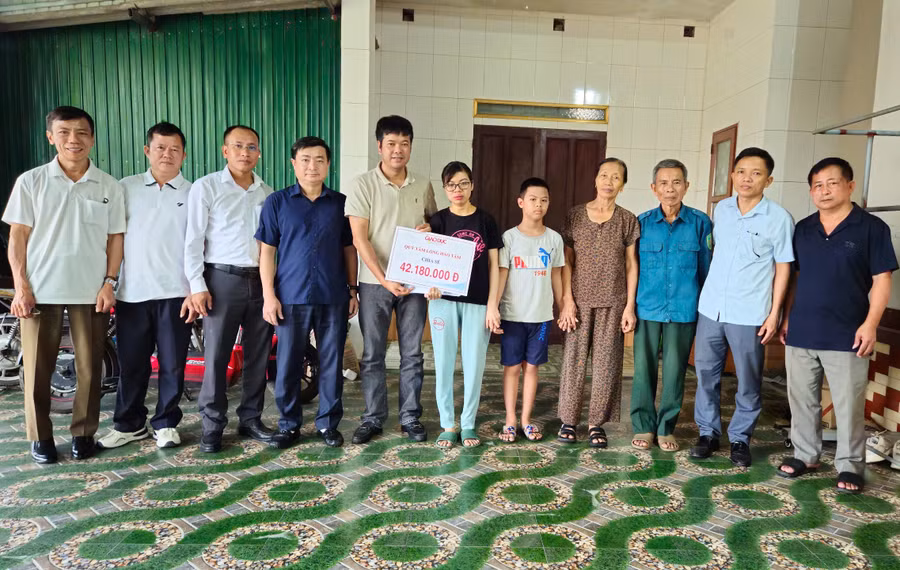 Cậu bé lớp 4 cầu xin sự sống cho mẹ nhận ủng hộ hơn 40 triệu đồng 
