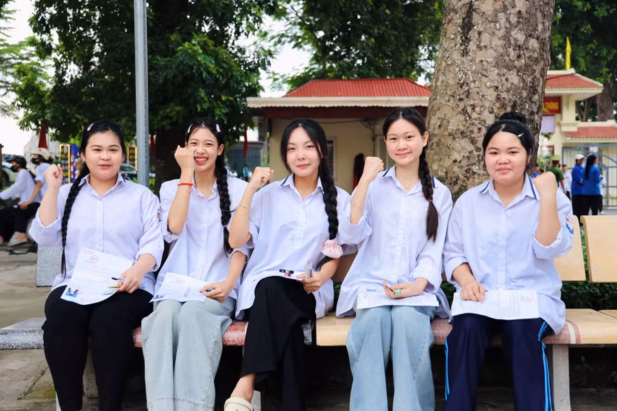 Thí sinh Hưng Yên thể hiện quyết tâm trước giờ thi.