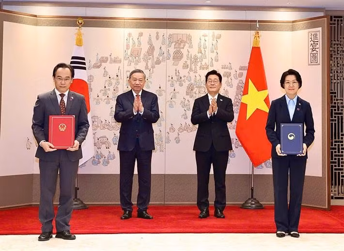Thứ trưởng Bộ GD&ĐT Hoàng Minh Sơn và người đồng cấp Bộ Giáo dục Hàn Quốc, bà Choi Eun-ok ký kết Thoả thuận bổ sung bản ghi nhớ về hợp tác giáo dục.