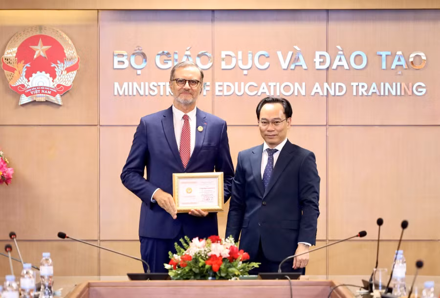 Bộ trưởng Hoàng Minh Sơn trao Kỷ niệm chương cho Đại sứ Olivier Brochet.