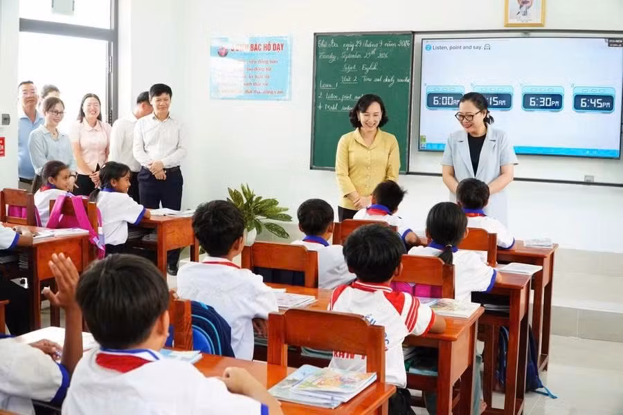 Thứ trưởng Nguyễn Thị Quyên Thanh thăm học sinh vùng biên giới An Giang. 1790736862647-274605713337560868-7502421460613404406-6d32538b509ff4adcb6adf336a60290e.jpg