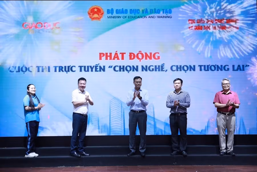 Các đại biểu phát động Cuộc thi trực tuyến “Chọn nghề, chọn tương lai” năm 2026.