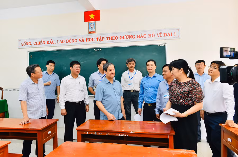 bo-truong-kiem-tra-tai-diem-thi-truong-thpt-vi-thanh-3-1.jpg