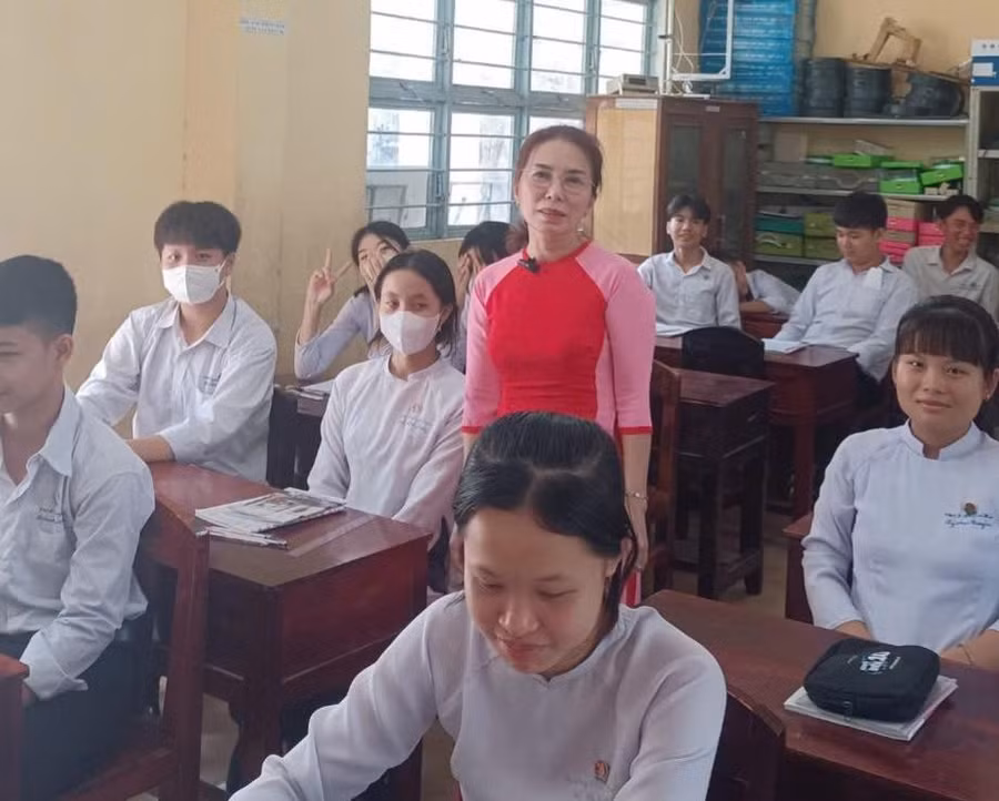 Cô Lê Thị Lệ Thu, giáo viên Trường THCS Huyền Hội, Trà Vinh và học trò trong giờ học.