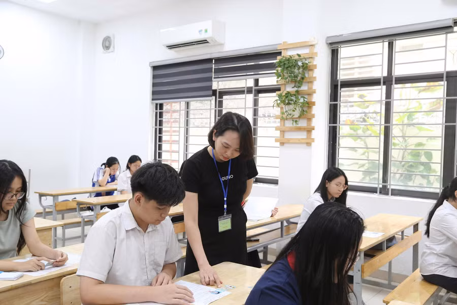 Thí sinh Hà Nội trước giờ thi Ngữ văn vào lớp 10 năm 2026. Ảnh: Đăng Chung.
