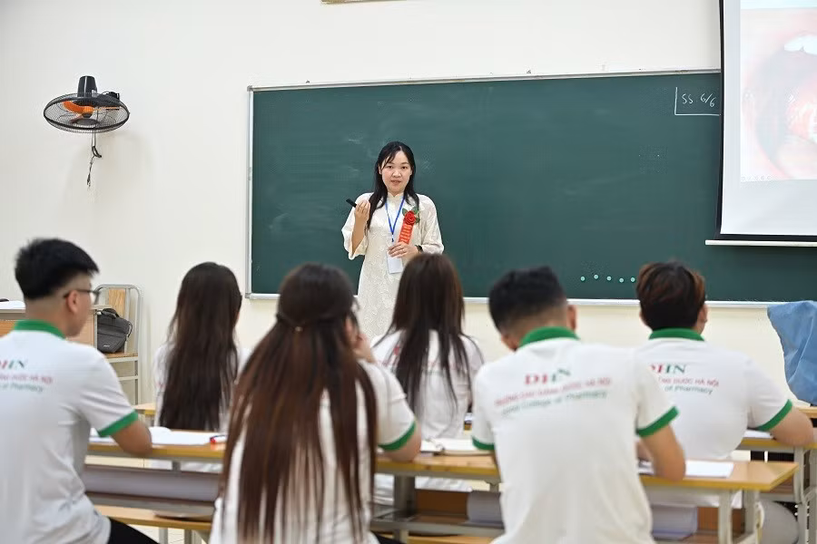 Giảng viên Trường Cao đẳng Dược Hà Nội trong phần thi giảng tại Hội giảng Nhà giáo Giáo dục nghề nghiệp năm 2026.