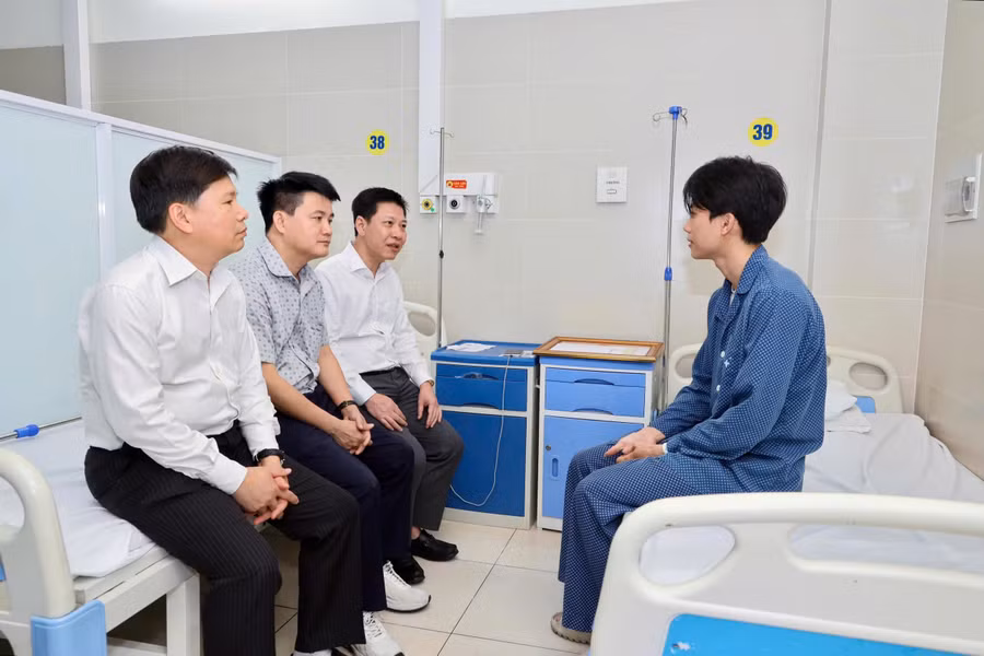 ong-nguyen-xuan-an-viet-pho-vu-truong-vu-hoc-sinh-sinh-vien-bieu-duong-tinh-than-dung-cam-cua-sinh-vien-nguyen-le-tu.jpg