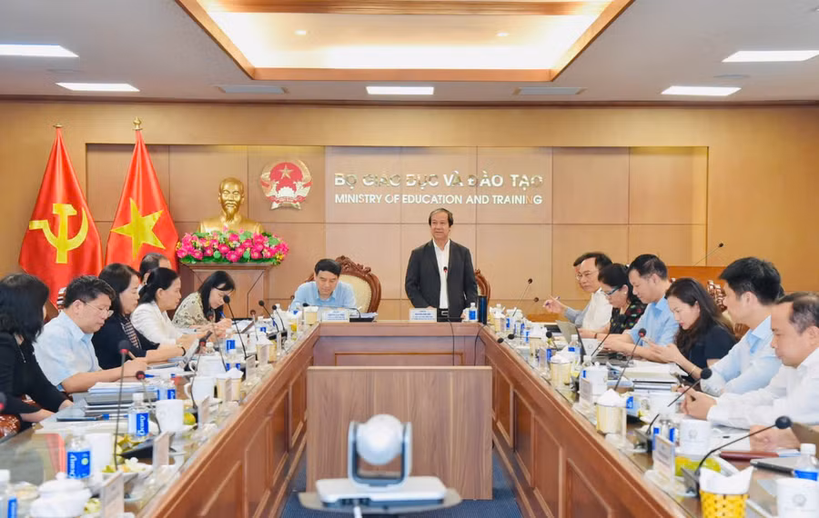 Bộ trưởng Bộ GD&ĐT Nguyễn Kim Sơn, Chủ nhiệm Ủy ban Văn hóa và Xã hội của Quốc hội Nguyễn Đắc Vinh chủ trì phiên họp.