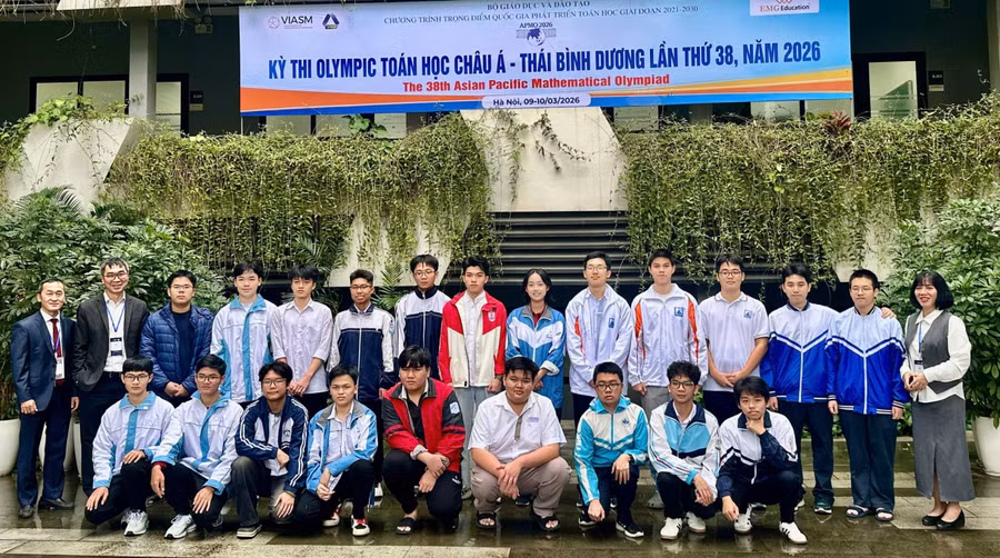 22 học sinh Việt Nam tham gia Kỳ thi Olympic Toán Châu Á - Thái Bình Dương 2026 và thầy cô tại khai mạc chiều 9/3.
