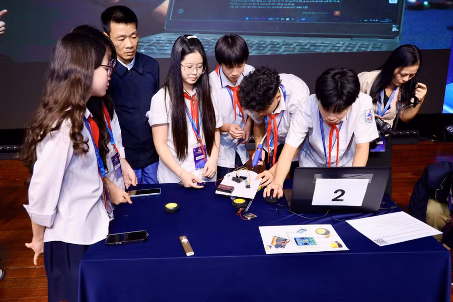 Các em học sinh tham gia workshop “Chạm vào công nghệ” tại hội thảo.