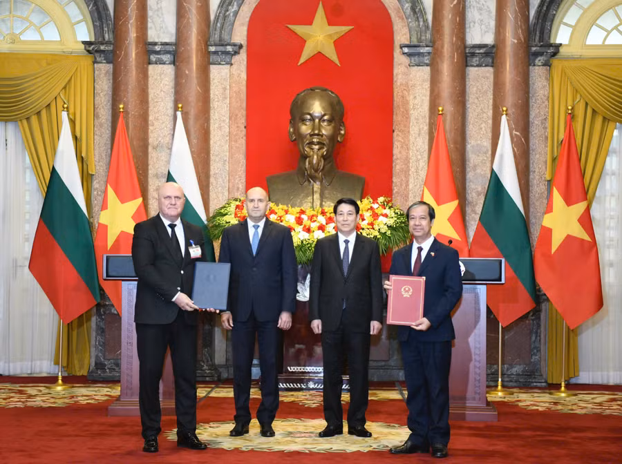 Bộ trưởng Bộ GD&ĐT Nguyễn Kim Sơn, Bộ trưởng Giáo dục và Khoa học Bulgaria ký văn kiện hợp tác giáo dục Việt Nam - Bulgaria ngày 25/11/2024.