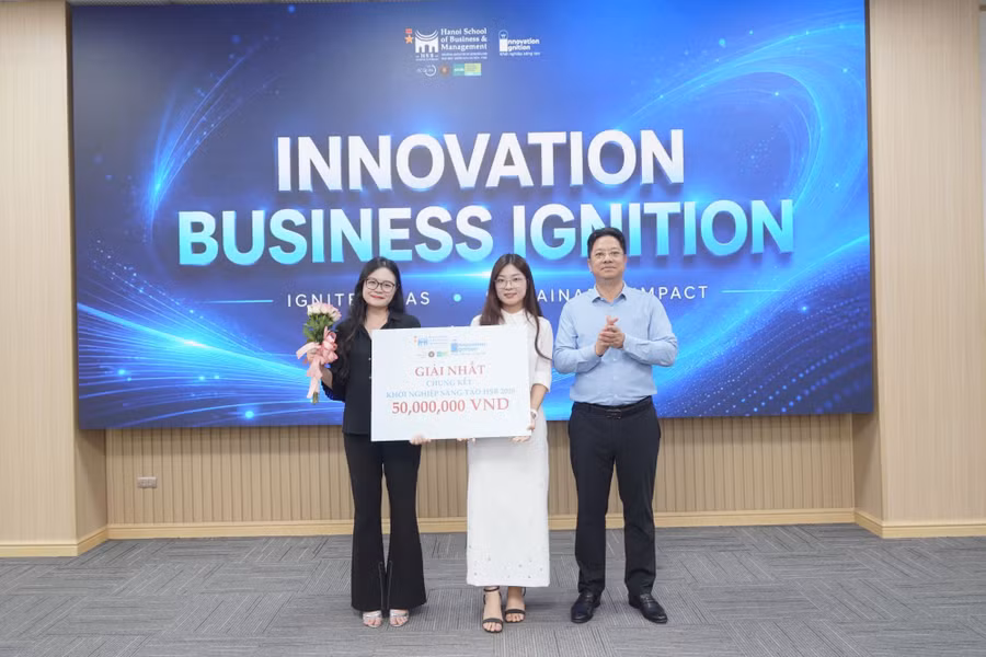 Sinh viên Trần Thị Thanh Bình và Nguyễn Hằng Nga phát triển dự án WeMom được nhận giải nhất.