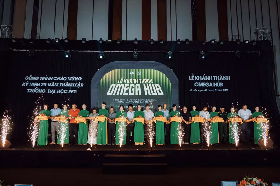 Cắt băng khánh thành Omega Hub.