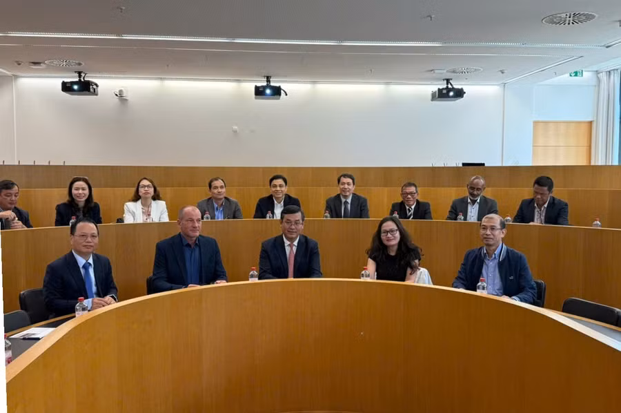 Thứ trưởng Bộ GD&ĐT Nguyễn Văn Phúc đến thăm Khoa Kinh tế, ĐH Goethe Frankfurt.