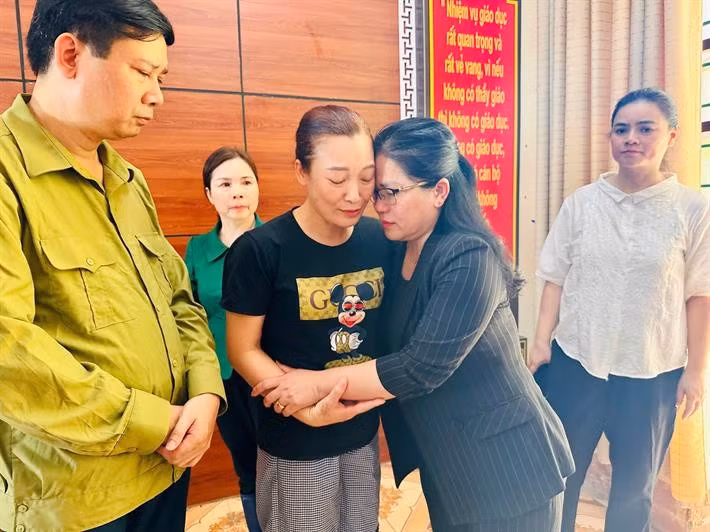 a4-thu-truong-nguyen-thi-kim-chi-chia-se-mat-mat-voi-co-giao-truong-mam-non-so-1-phuc-khanh-thon-lang-nu.jpg