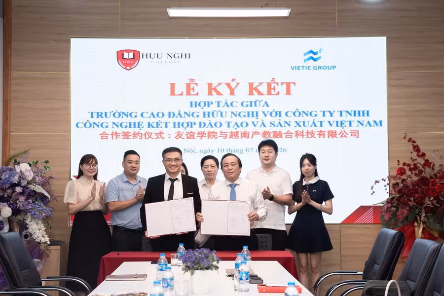 Lễ ký kết Biên bản ghi nhớ hợp tác giữa Trường Cao đẳng Hữu Nghị với Công ty TNHH Công nghệ Kết hợp Đào tạo và Sản xuất Việt Nam.