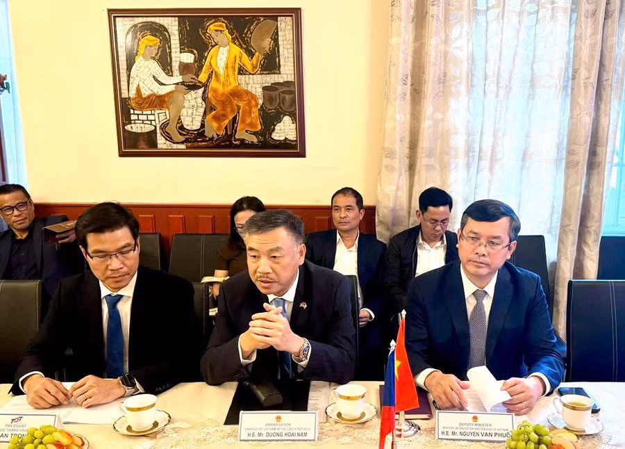 chu-tri-hoi-nghi.jpg