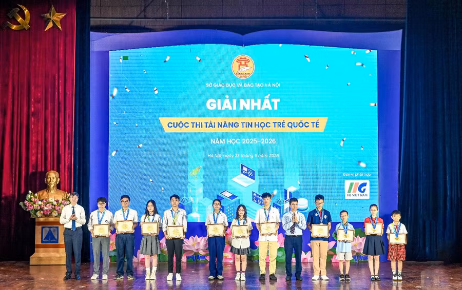 TS Tô Hồng Nam, Phó Cục trưởng Cục Khoa học, CN&TT, Bộ GD&ĐT và PGS.TS Nguyễn Văn Hiền, Giám đốc Sở GD&ĐT Hà Nội trao giải Nhất.