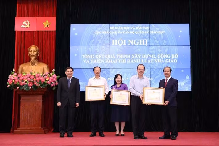 Các cá nhân, tập thể nhận Bằng khen của Bộ trưởng Bộ GD&ĐT vì có nhiều đóng góp, tham gia xây dựng Luật Nhà giáo.