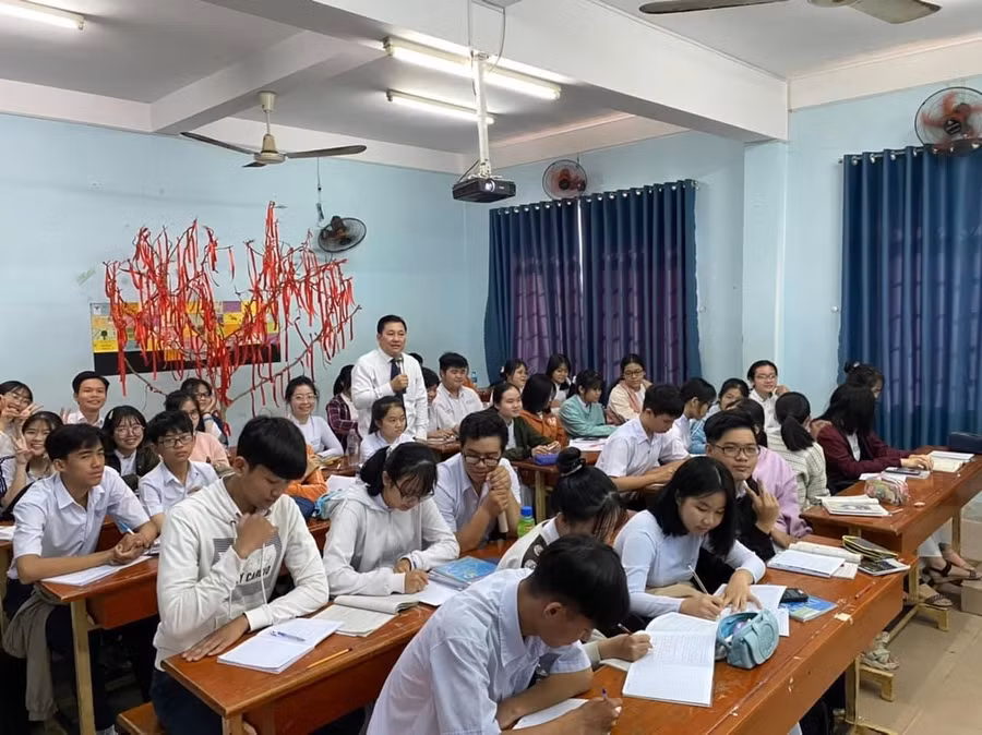 Thầy Vũ Ngọc Hòa và học trò trong giờ học.