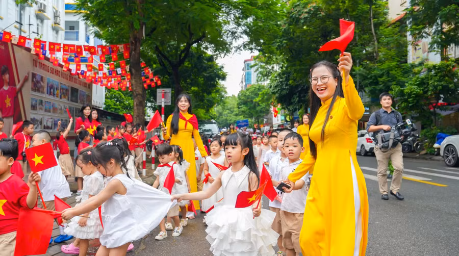 Cô trò Hệ thống giáo dục Lý Thái Tổ (Hà Nội).