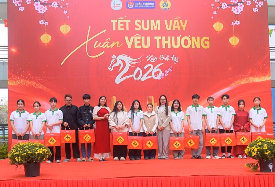Trường CĐ Dược Hà Nội trao hàng trăm suất quà tết ý nghĩa cho sinh viên.