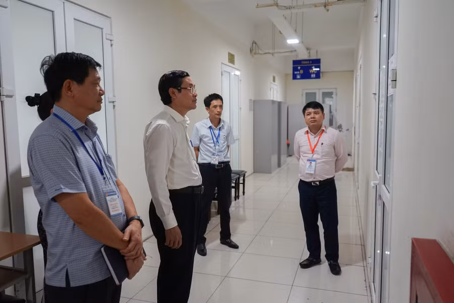 Đoàn kiểm tra của Ban Chỉ đạo quốc gia Kỳ thi tốt nghiệp THPT năm 2022 kiểm tra công tác chấm thi tốt nghiệp THPT của Hà Nội.