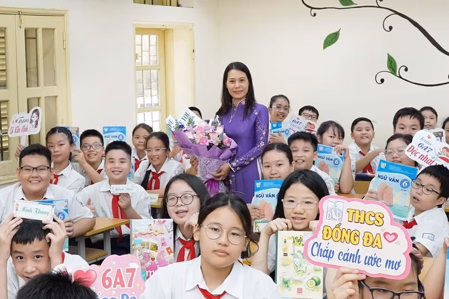 Cô trò Trường THCS Đống Đa, quận Đống Đa, Hà Nội.