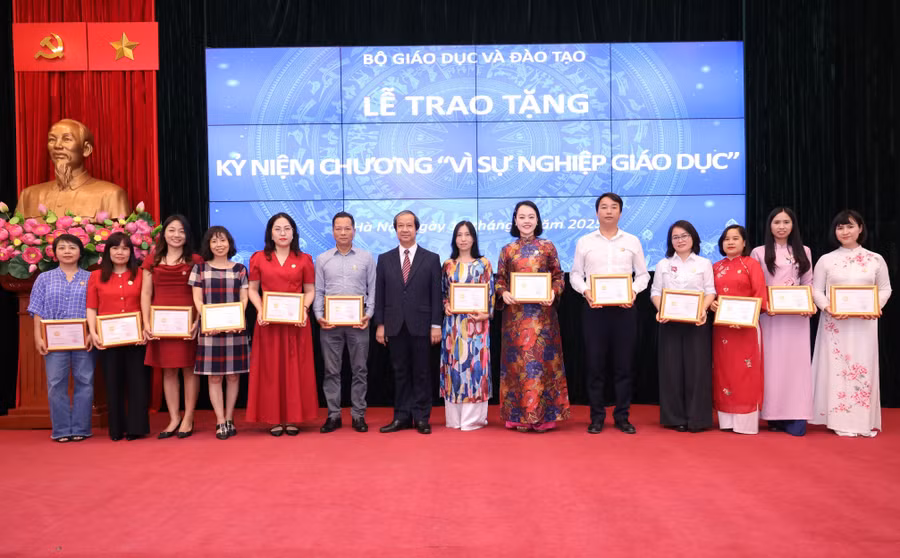 Bộ trưởng Nguyễn Kim Sơn trao Kỷ niệm chương "Vì sự nghiệp giáo dục" cho các nhà báo.
