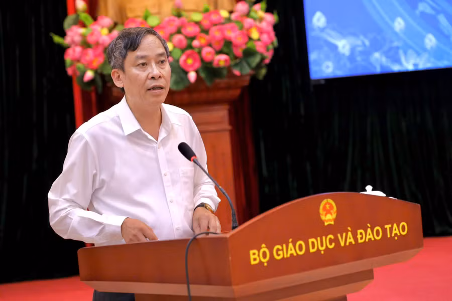 ong-duc-cuc-nha-giao.jpg