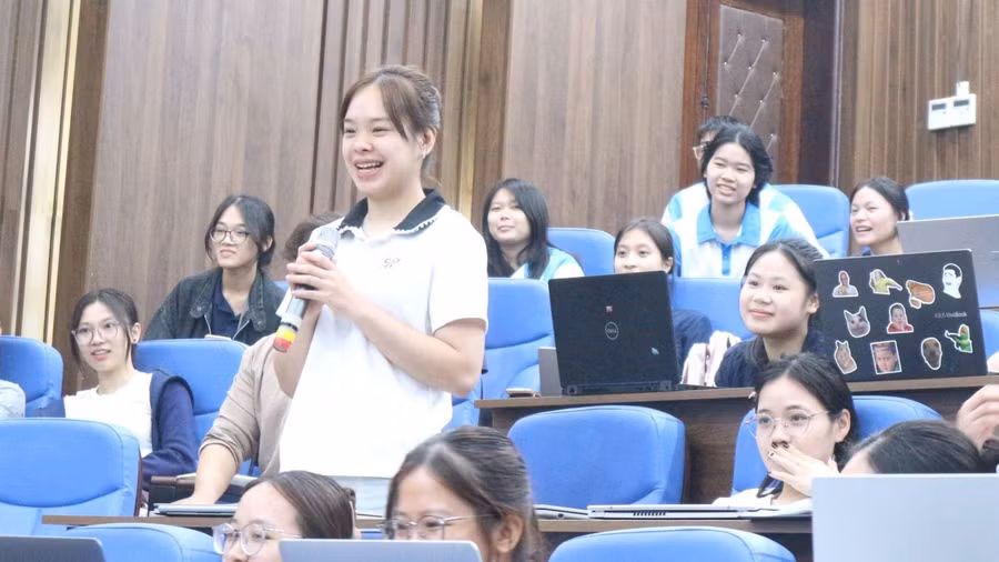Sinh viên Trường Đại học Sư phạm - Đại học Thái Nguyên trao đổi tại buổi tập huấn “Kỹ năng xây dựng E-portfolio và ứng dụng AI trong dạy học ở trường phổ thông”. gv1.jpg