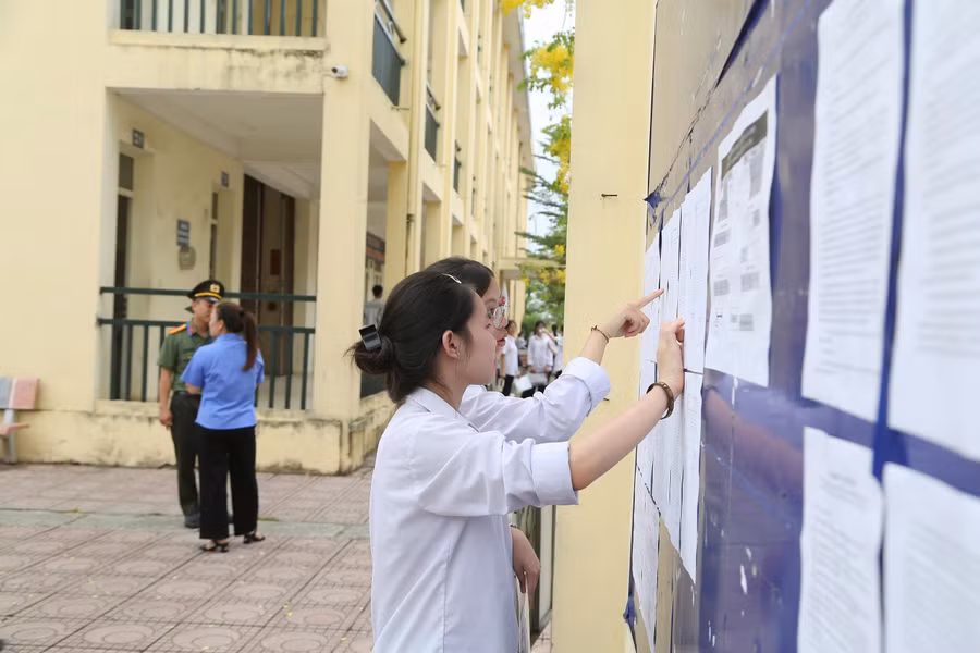 Thí sinh Hà Nội trước giờ thi vào lớp 10. Ảnh: Đăng Chung.