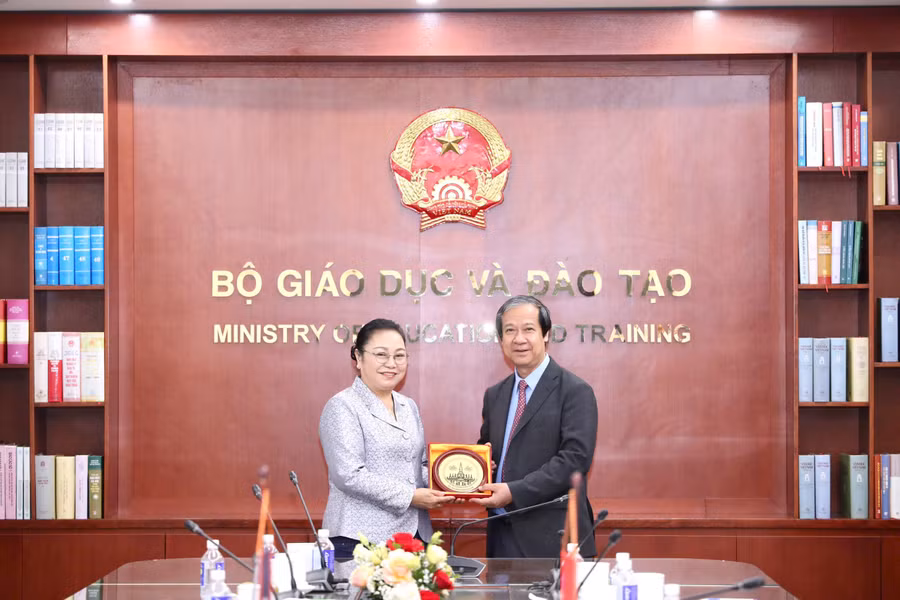 bt-tiep-dai-su-lao1.jpg