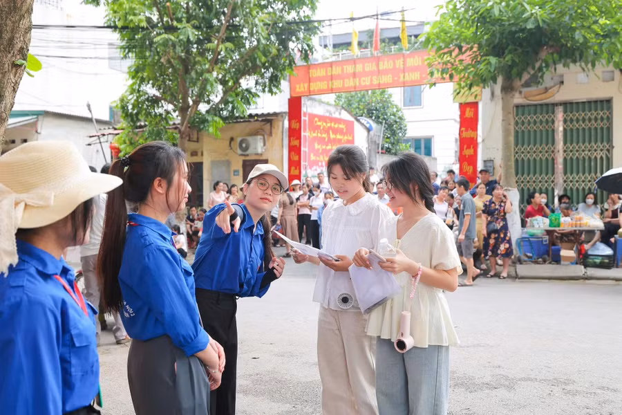 Thí sinh dự thi SP2E được sự hỗ trợ nhiệt tình của đội ngũ sinh viên tình nguyện.