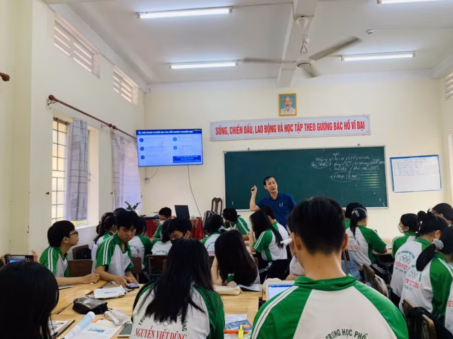 Thầy Trang Minh Thiên và học sinh Trường THPT Nguyễn Việt Dũng trong giờ Công nghệ - Công nghiệp.