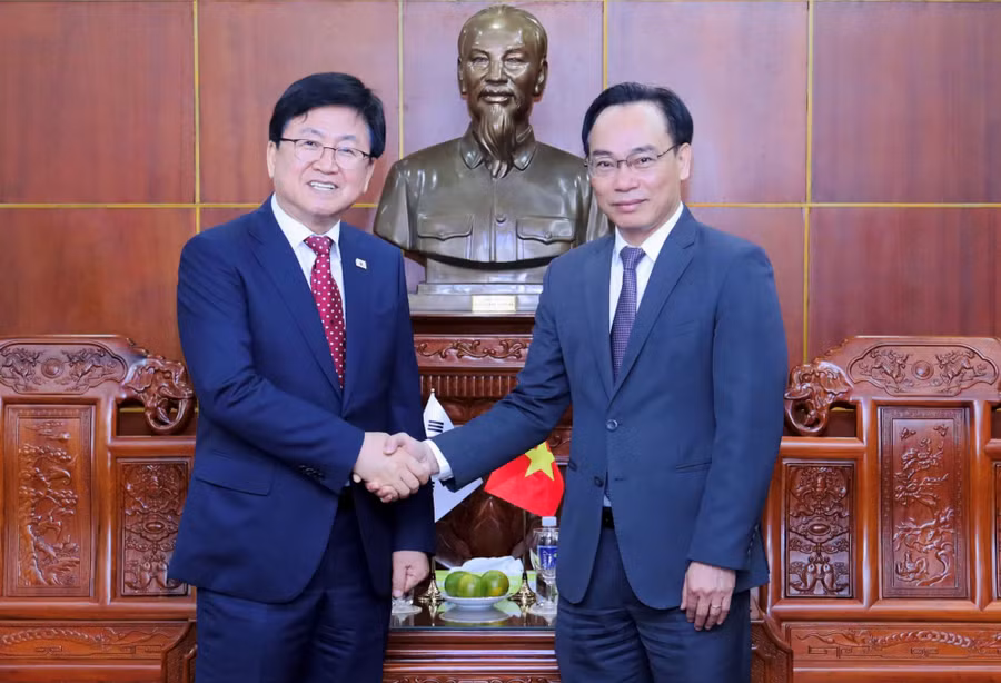 Quyền Bộ trưởng Hoàng Minh Sơn và ông Choi Kyo Jin, Bộ trưởng Bộ Giáo dục Hàn Quốc.