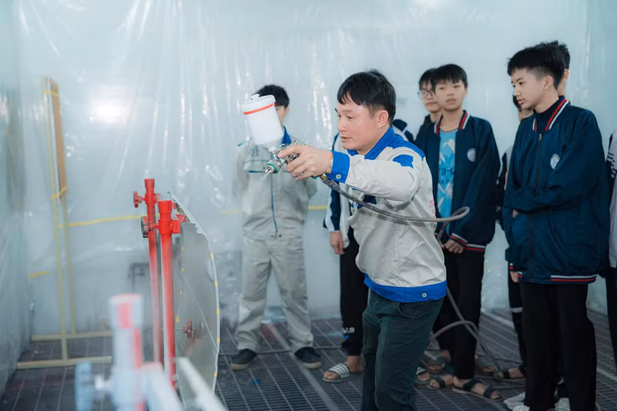 Hướng dẫn học sinh thực hành tại Trường Trung cấp nghề Giao thông công chính Hà Nội.