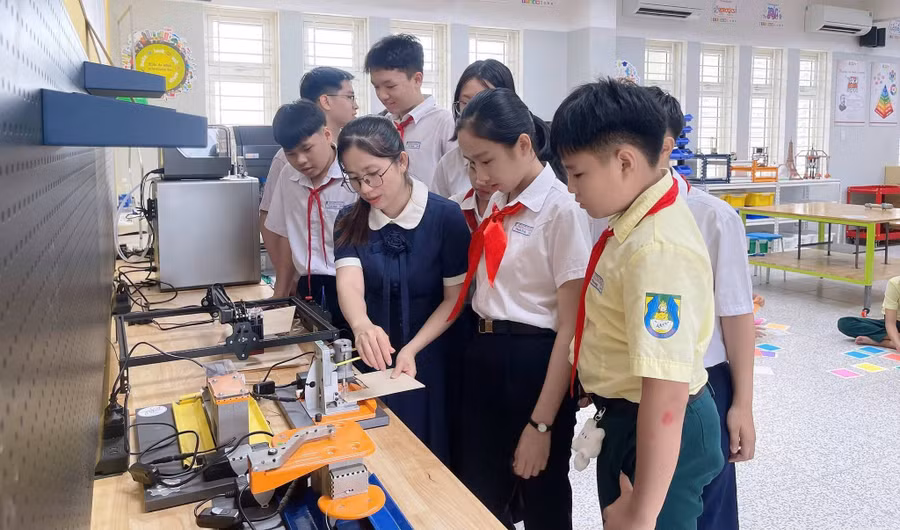 Một buổi sinh hoạt của CLB STEM Trường THCS Trưng Vương. Ảnh: PV